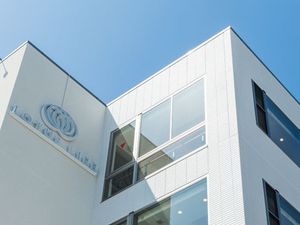 白い建物の外観  