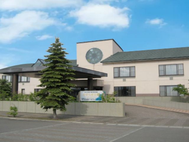 静かな建物の外観 外観 緑豊かな木々が立ち並ぶ、落ち着いた雰囲気の建物です。仕事環境としても最適です。