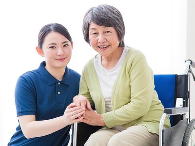 明るい表情のスタッフと利用者