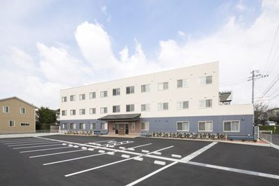 三階建ての建物外観