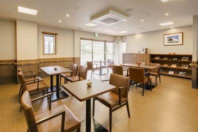 日差しが入るラウンジ