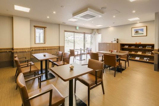 日差しが入るラウンジ