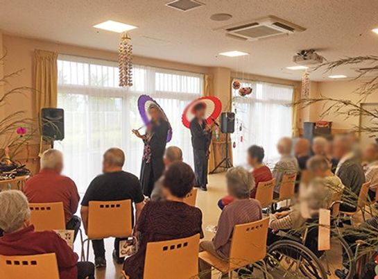 人々が集う明るいスペース