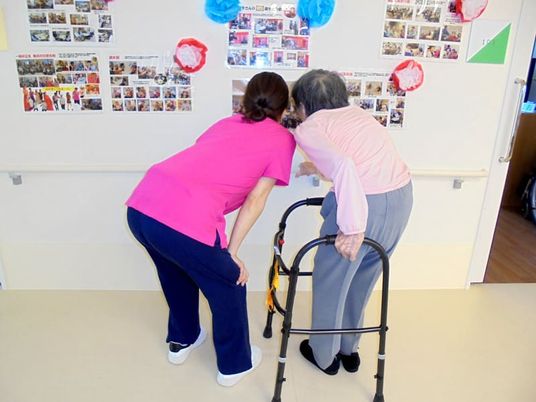 笑顔の交流がある廊下