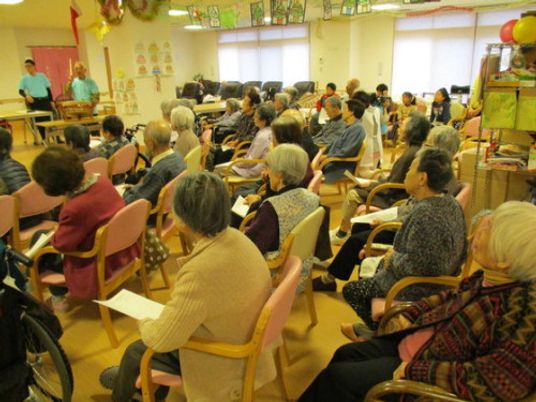 集会の様子のラウンジ