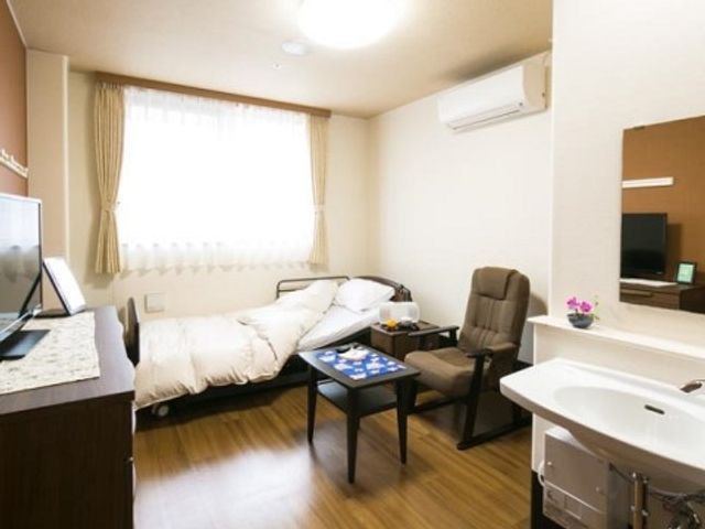 居心地の良い居室 居室 温かみのある色使いでまとめられた居室です。快適に過ごせるよう、家具が充実しております。