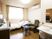 「プレミアムハートライフ大岩」の居室。介護ベッド、洗面台、エアコンといった設備が豊富にある。