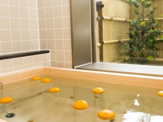 「プレミアムハートライフ大岩」の浴室。様々な成分を含んだみかん風呂を行い、リラックス効果を期待できる。