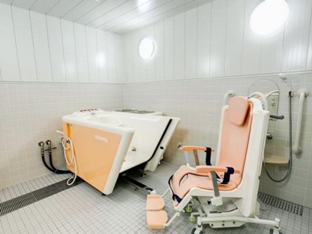 利用者の快適な浴室 機械浴室 床は滑りにくい素材で安全に考慮された浴室です。多機能浴槽と昇降式椅子があり、利用者のニーズに対応しています。