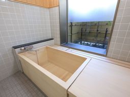 木製浴槽の浴室