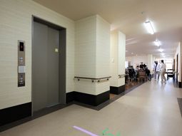廊下とエレベーター