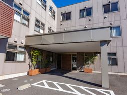 明るい日差しのエントランス