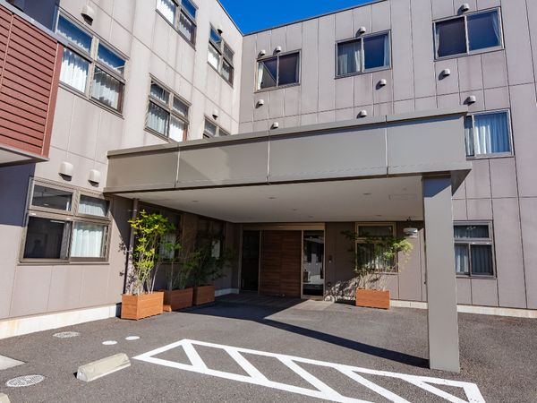 明るい日差しのエントランス