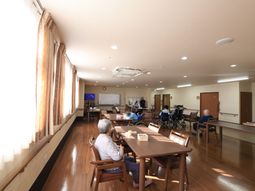 明るい光が差し込む共用スペース