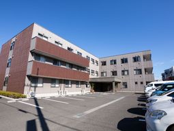 明るい日差しの施設外観