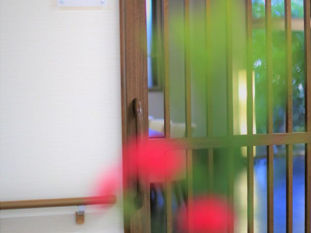 和室の扉と掲示物 通路 温かみのある木の扉と、その横にある「Coffee & Tea Room」の掲示物が目を引きます。ゆったりとした休息の場が設けられております。