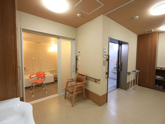 バリアフリーの居室空間 脱衣所 広々とした居室は、バリアフリー設計で使いやすく、日々の生活が快適に送れるよう配慮されています。