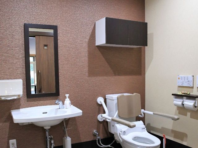 バリアフリートイレ空間 トイレ  手すり付きで安全に使用できるトイレです。清潔感のある落ち着いた色合いが心地よい空間を演出しています。
