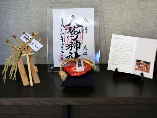 伝統的な飾りがある棚 置き物 和の雰囲気が感じられる空間に、心穏やかに過ごせる装飾が施されています。物静かに時間を過ごす、想像にふけるのも良いですね。