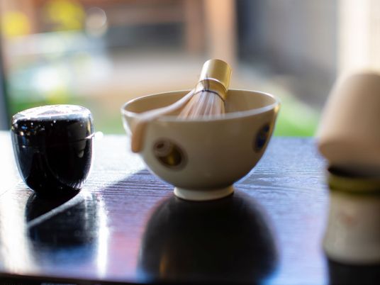 ダーク系のテーブルに、茶道を行う道具が置かれている。手先を使った、レクリエーションもお楽しみいただける。