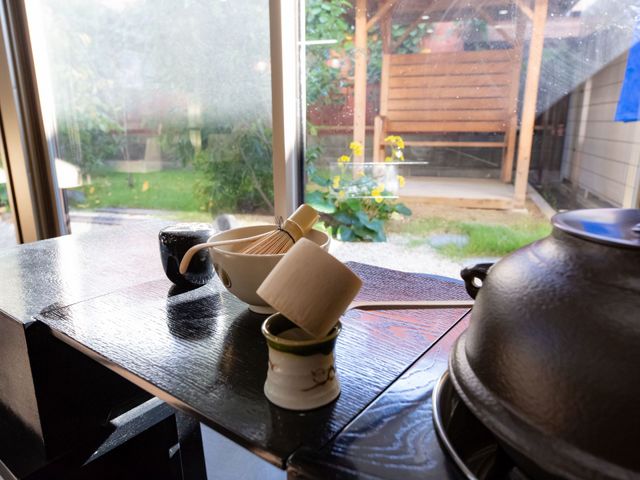 茶室と庭を望む景色 カフェ  窓越しに見える静かな中庭は、心を落ち着かせてくれる空間です。茶室からのひとときを、穏やかな庭園の景色とともにお過ごしいただけます。