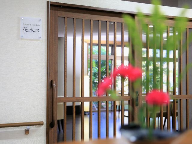 休憩スペースの木製扉 茶道  和やかな雰囲気の休憩スペースです。木の温もりを感じさせる扉の向こうで、ゆったりとした時間を過ごせます。