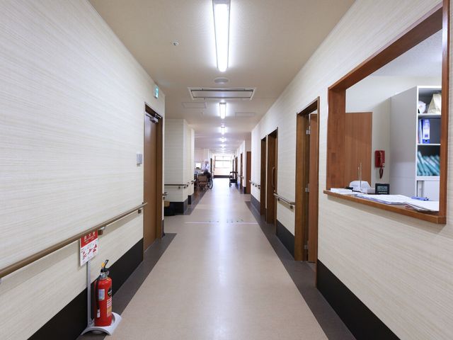 清潔な廊下 廊下 ゆったりとした通路は機能的に設計されており、スタッフや来訪者の移動が快適です。壁には手すりが備えられ、安全に配慮されています。