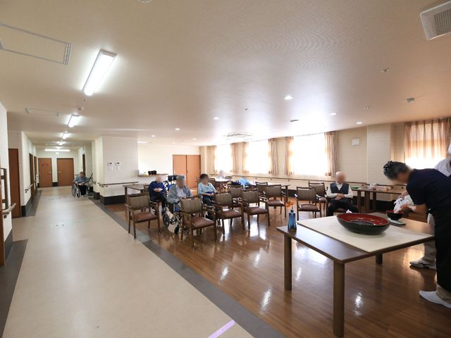広々とした居心地の良い食堂 共有スペース ゆとりある空間で日々の食事を提供する食堂です。利用者の方々が落ち着いて食事や会話を楽しむ姿が見受けられます。