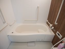 安全な手すり付き浴槽