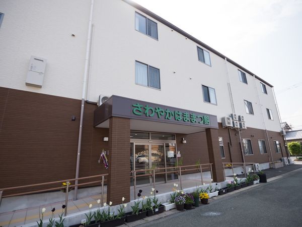 清潔感のある建物エントランス