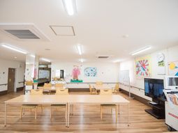 広々とした明るい食堂