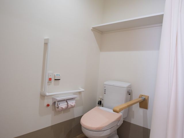 バリアフリートイレ設備 トイレ 手すりが設置された清潔なトイレ空間です。ご高齢の方や体の不自由な方でも安心してご利用いただけます。