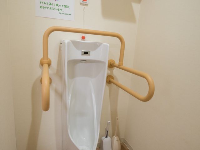 支援バー付トイレの一角 トイレ 手すりが設置された清潔感のあるトイレ空間です。安全に配慮されたこの環境で、快適にご利用いただけます。
