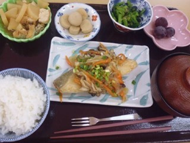 栄養満点の和食膳 食事 栄養バランスを考えた美味しい和食が毎日の食事で提供されます。食事の時間も楽しみの一つです。
