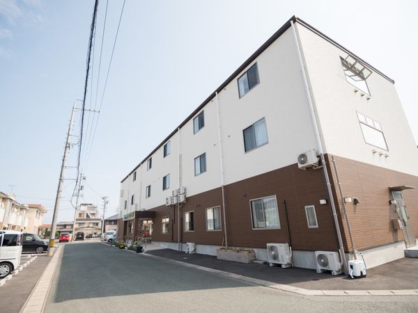 明るく清潔な建物外観
