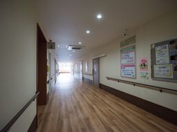 広い明るい廊下