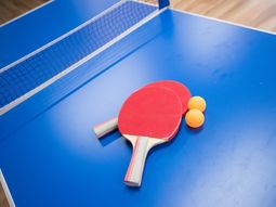 卓球セットと青い台