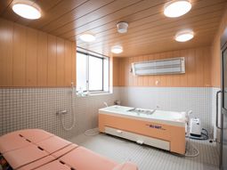 温もり木調の浴室