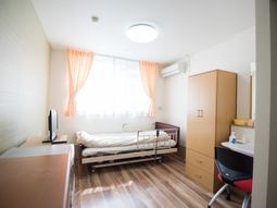 明るい居室の様子