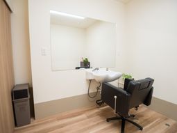 洗面台と理美容椅子