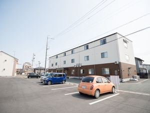 施設の外観と駐車場