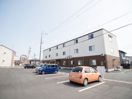 施設の外観と駐車場