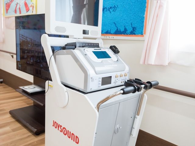 カラオケ設備のある部屋 カラオケ レクリエーションとしてカラオケ設備が完備された明るい部屋です。皆様のコミュニケーションの場としてご活用いただけます。