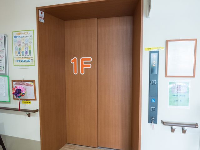 木目調のエレベーター前 エレベーター エレベーター前にはゆったりとしたスペースがあり、バリアフリー設計を採用していますので、どなたでも安心して移動できます。