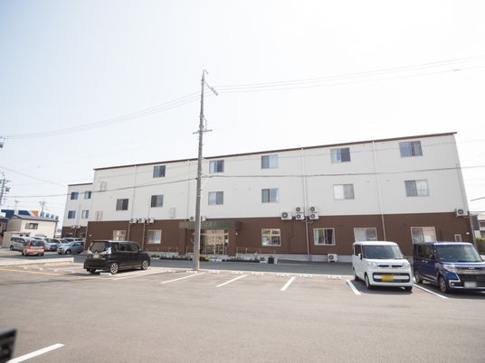 広々とした駐車場の施設外観