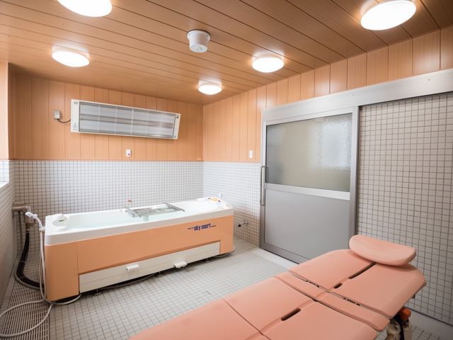 バリアフリーの浴室設備 機能浴室 ゆとりある設計の快適な浴室です。対応がしやすいベッド型浴槽で、安心してご入浴いただけます。