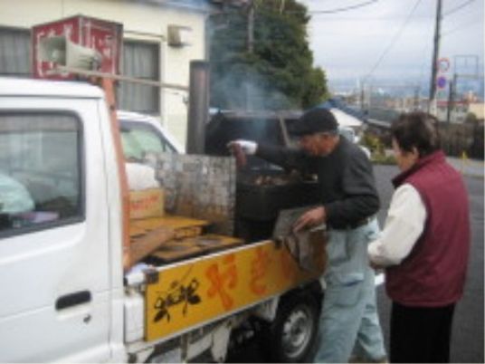 焼き芋の屋台と利用者