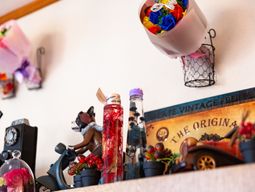 飾り棚の個性的な装飾品