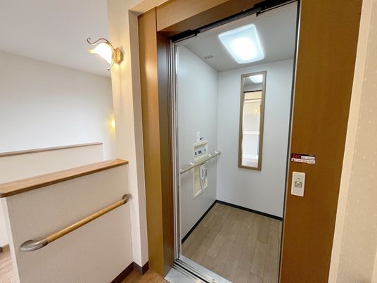 広く清潔なエレベーター