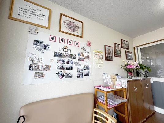 掲示物が並ぶ壁